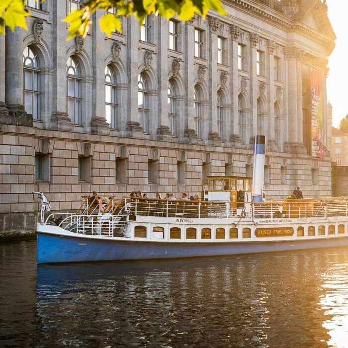 Schiff Kaiser Friedrich vor dem Bodemuseum bei Sonnenschein