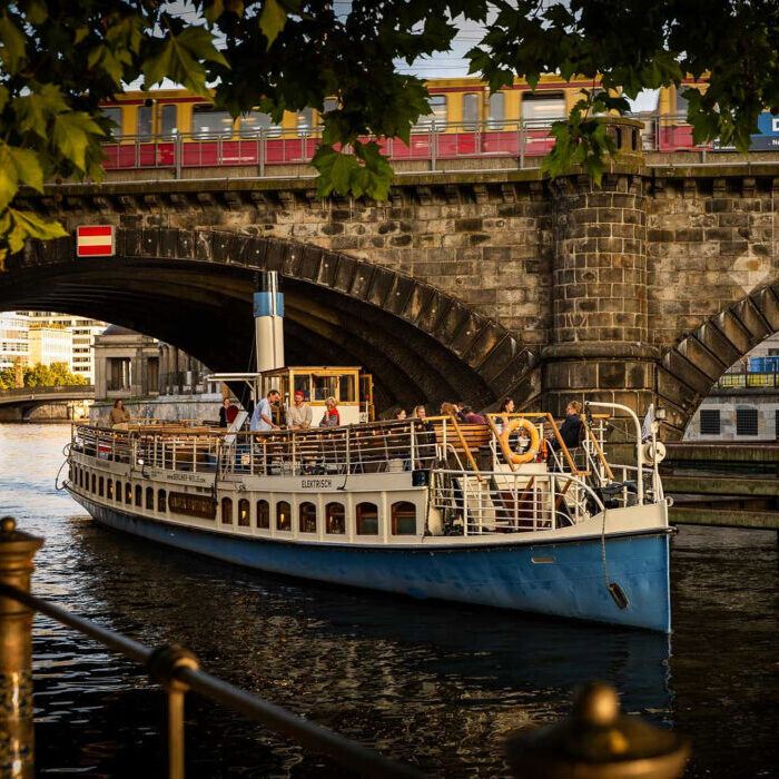 Schiff Kaiser Friedrich fährt unter der Eisenbahnbrücke hindurch