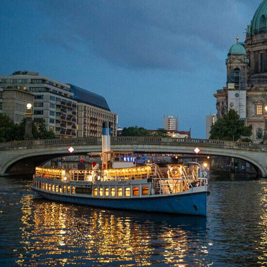 Schiff Kaiser Friedrich vor dem Berliner Dom im Halbdunkel