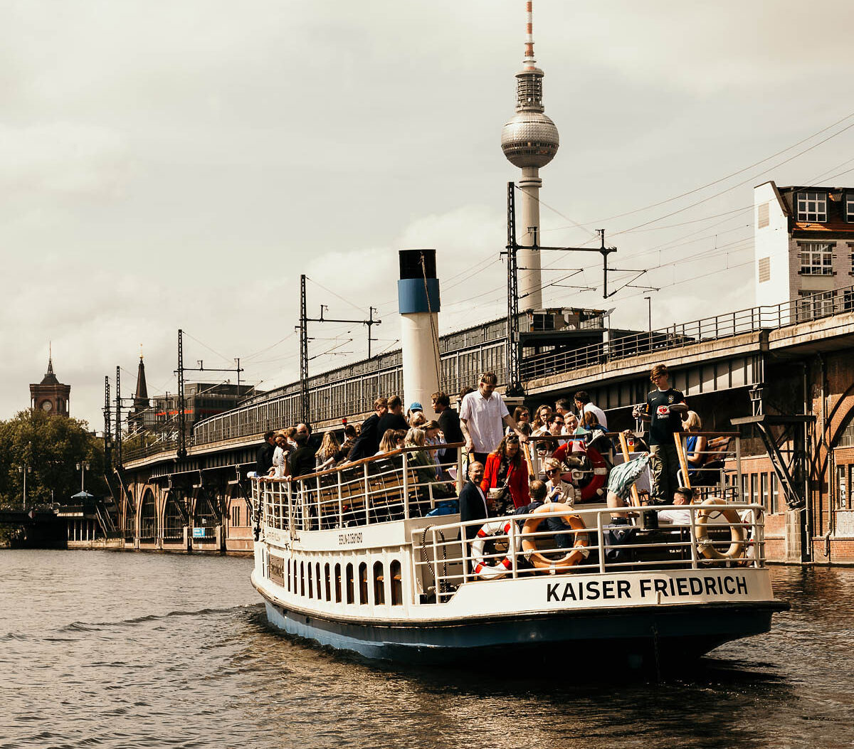 Schiff Kaiser Friedrich vor den S-Bahn-Bögen an der Jannowitzbrücke
